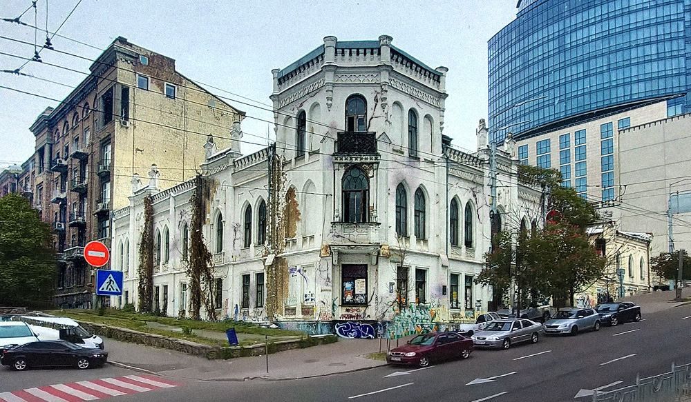 Це вигляд садиби Терещенків, яка через блокування активістами за 3 роки може перетворитися в руїну. Інвестор бере зобов’язання за максимум три роки завершити реставраційну роботу садиби.

