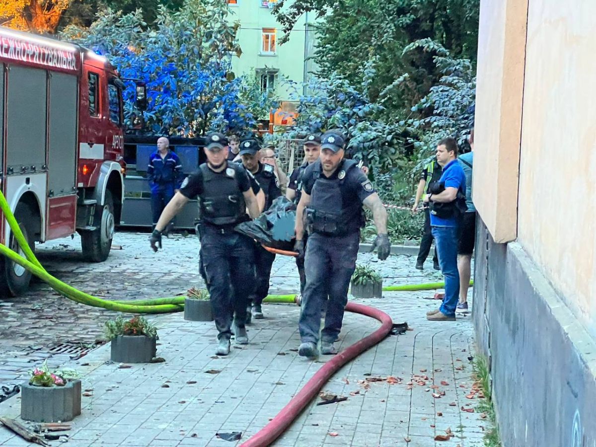 Рятувальники на місці рокетної атаки. Фото: Telegram/Андрій Садовий