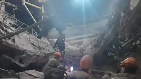 Рятувальники розбирають завали після аварії на Курахівські ТЕС, яка сталась 7 липня 2023 року. Фото: пресслужба прокуратури Донеччини.
