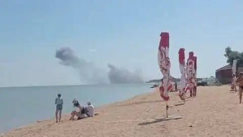 В Бердянську пролунали вибухи, на березі моря видно густий дим