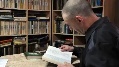 Осужденный читает книгу. Фото из соцсетей
