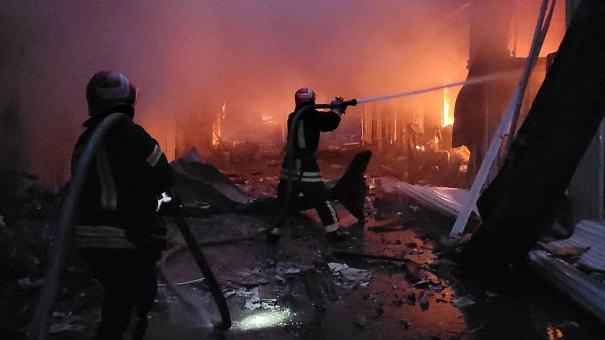 Вогнеборці приборкують пожежу, що виникла внаслідок рсоійського обстрілу. Фото: facebook/Оперативне командування 