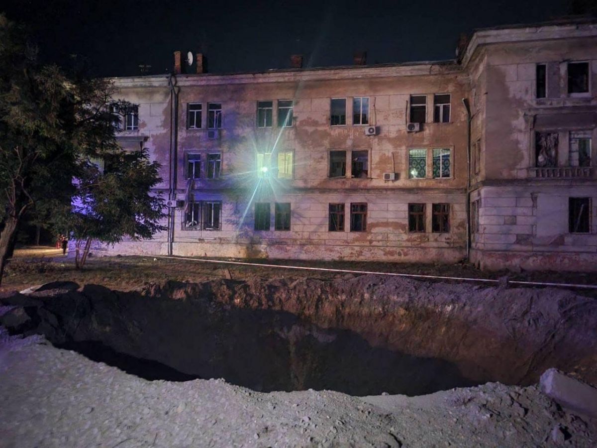 Вирва біля будинку. Фото: facebook/Оперативне командування 