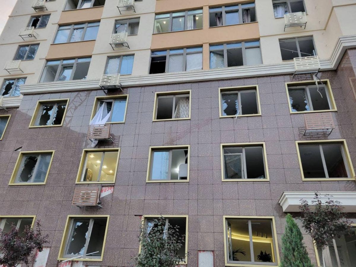 Вибиті вибуховою хвилею вікна в будівлі. Фото: facebook/Оперативне командування 
