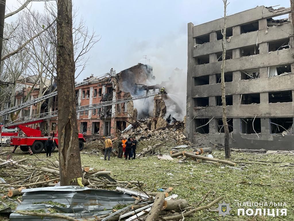Последствия ночных обстрелов города Николаев. Фото: Нацполиция