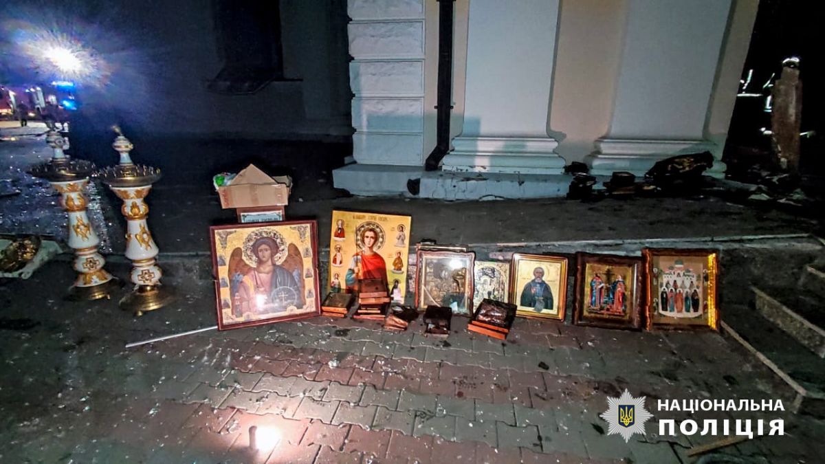 Ікони зі зруйнованого собору. Фото: Національна поліція