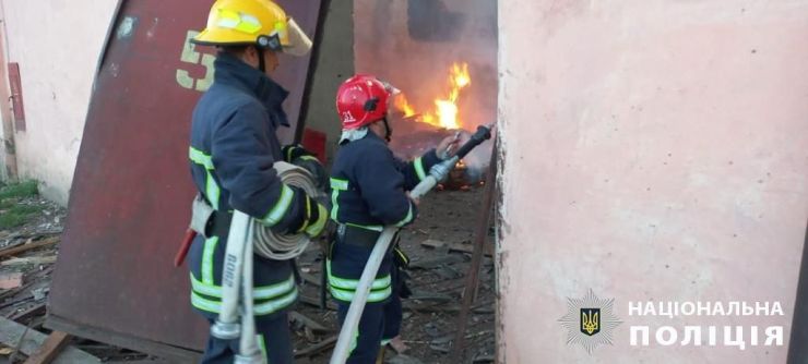 Пожарные ликвидируют последствия обстрелов врага Одесщины.  Фото: Национальная полиция
