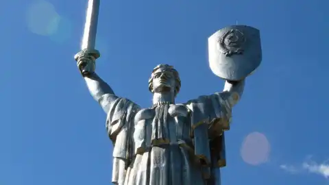 Монумент "Батьківщина-мати" в Киеві. Фото з відкритих джерел