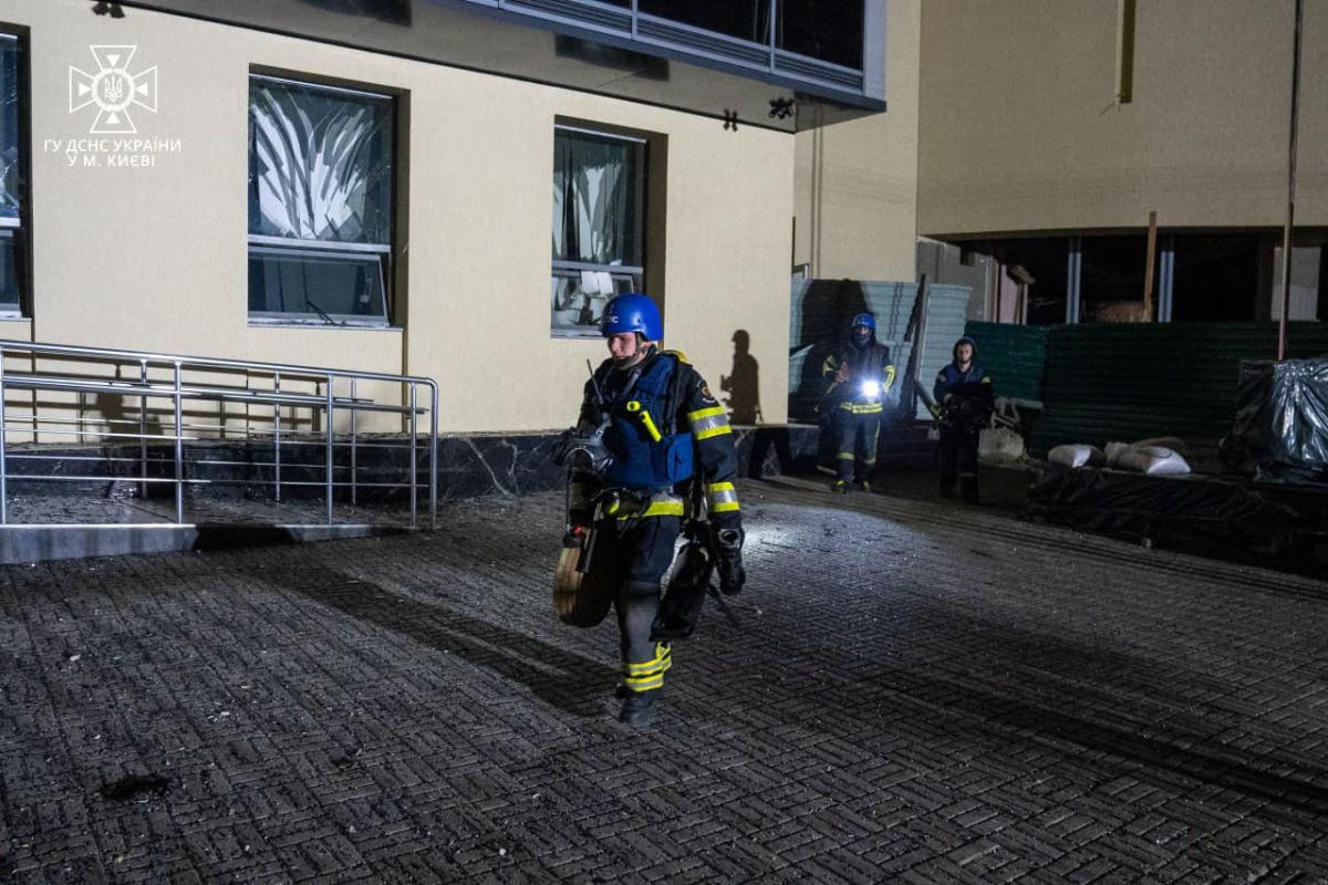 Рятувальники ліквідують наслідки атаки окупантів на Київ. Фото: ДСНС