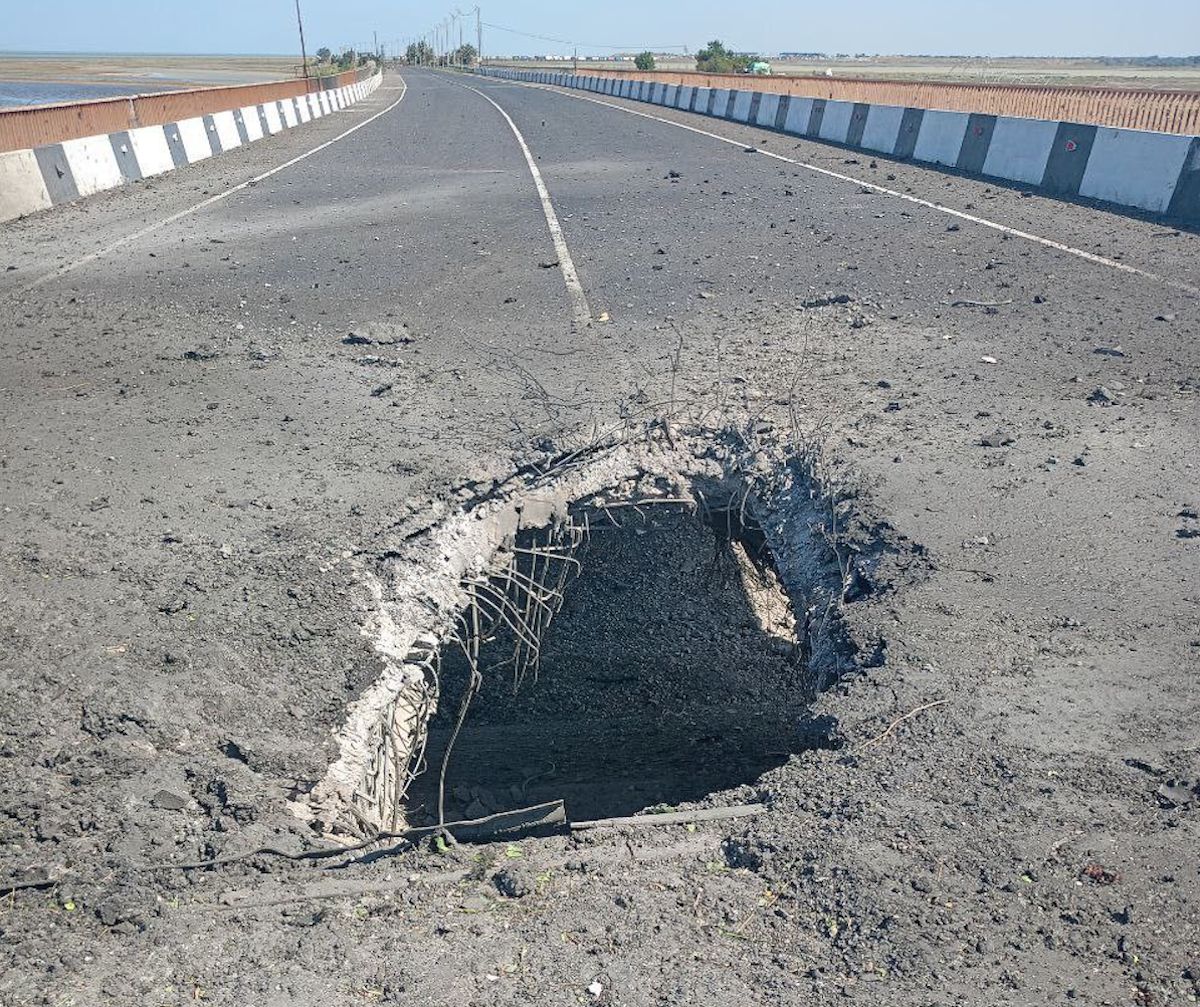 Пошкодження Чонгарського мосту внаслідок ракетного удару Сил оборони України. Фото: t.me/SALDO_VGA