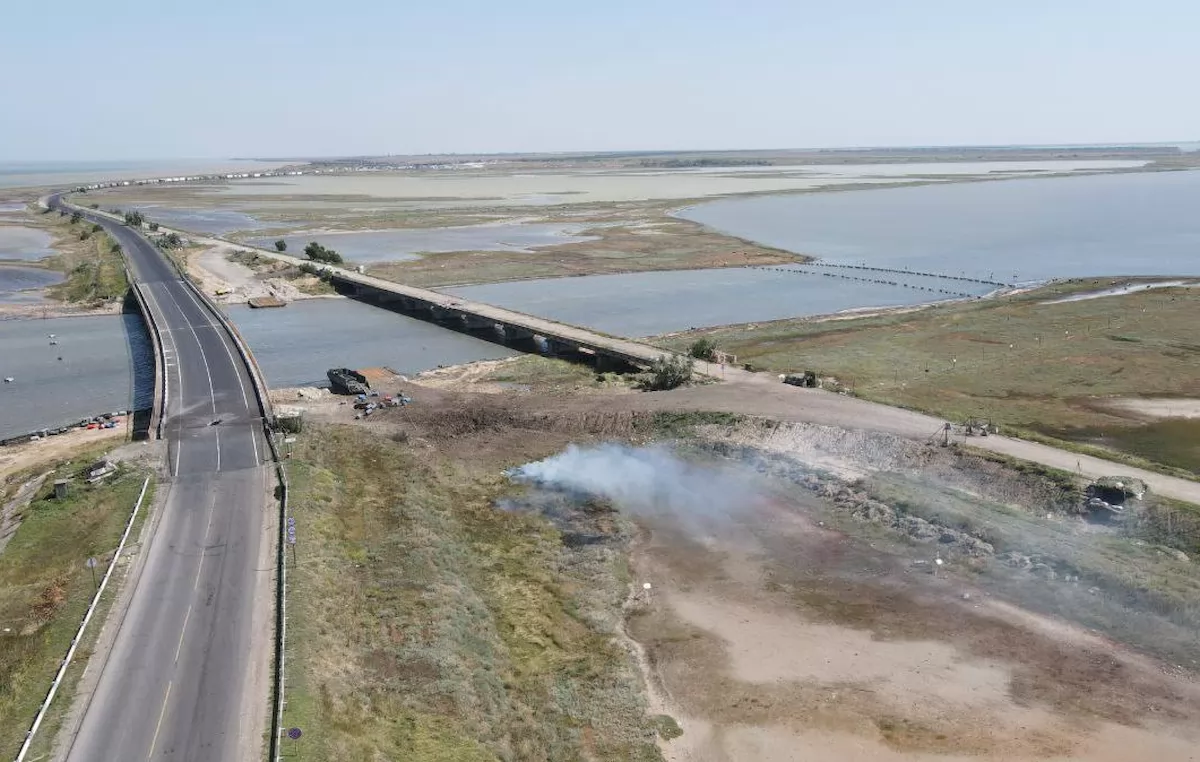 Чонгарський міст після ракетної атаки Сил оборони України. Фото: t.me/Crimeanwind