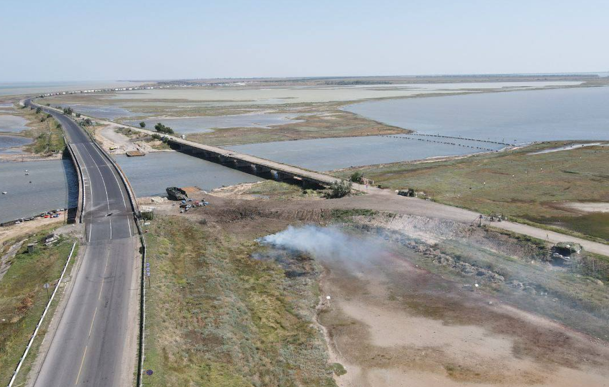 Чонгарський міст після ракетної атаки Сил оборони України. Фото: t.me/Crimeanwind