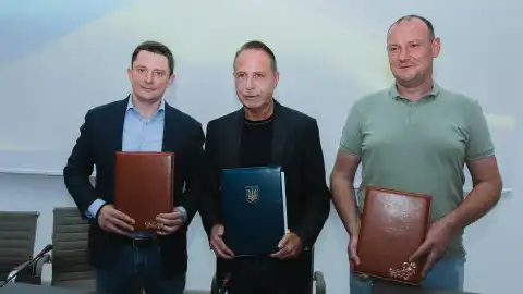 На фото слева направо Олесь Довгий, Юрий Поляченко, Сергей Дубров