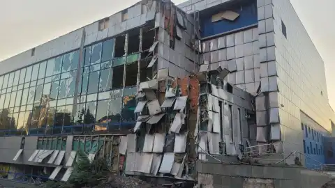 Поврежден спортивный объект в Днипре в результате российского удара. Фото: telegram/Сергей Лисак