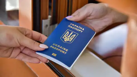 Паспорт Украины. Фото: Западное региональное управление Госпогранслужбы Украины