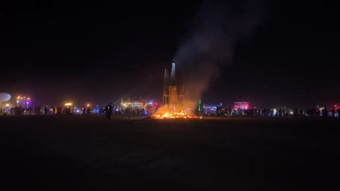 Сожжение украинской скульптуры на Burning Man. Кадр видео: facebook/Vitaliy Deynega
