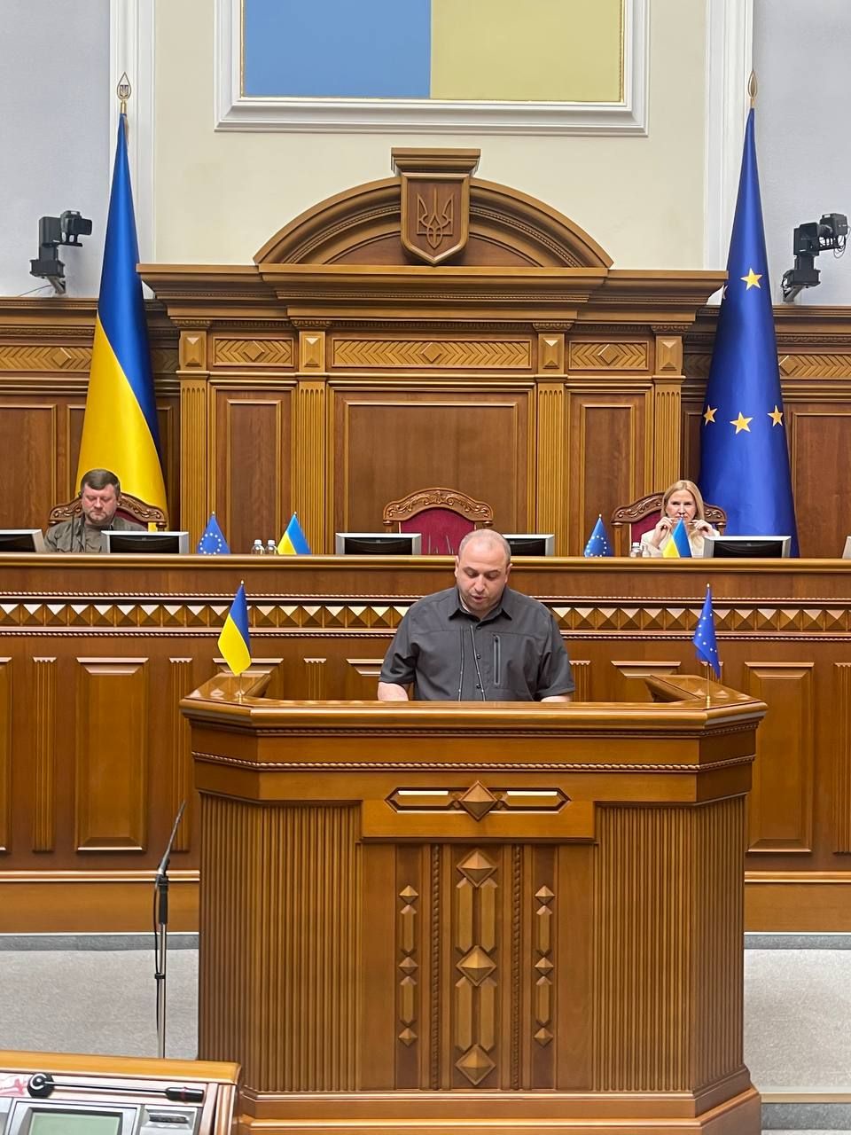 Процедура звільнення Умєрова. Фото: Залізний нардеп