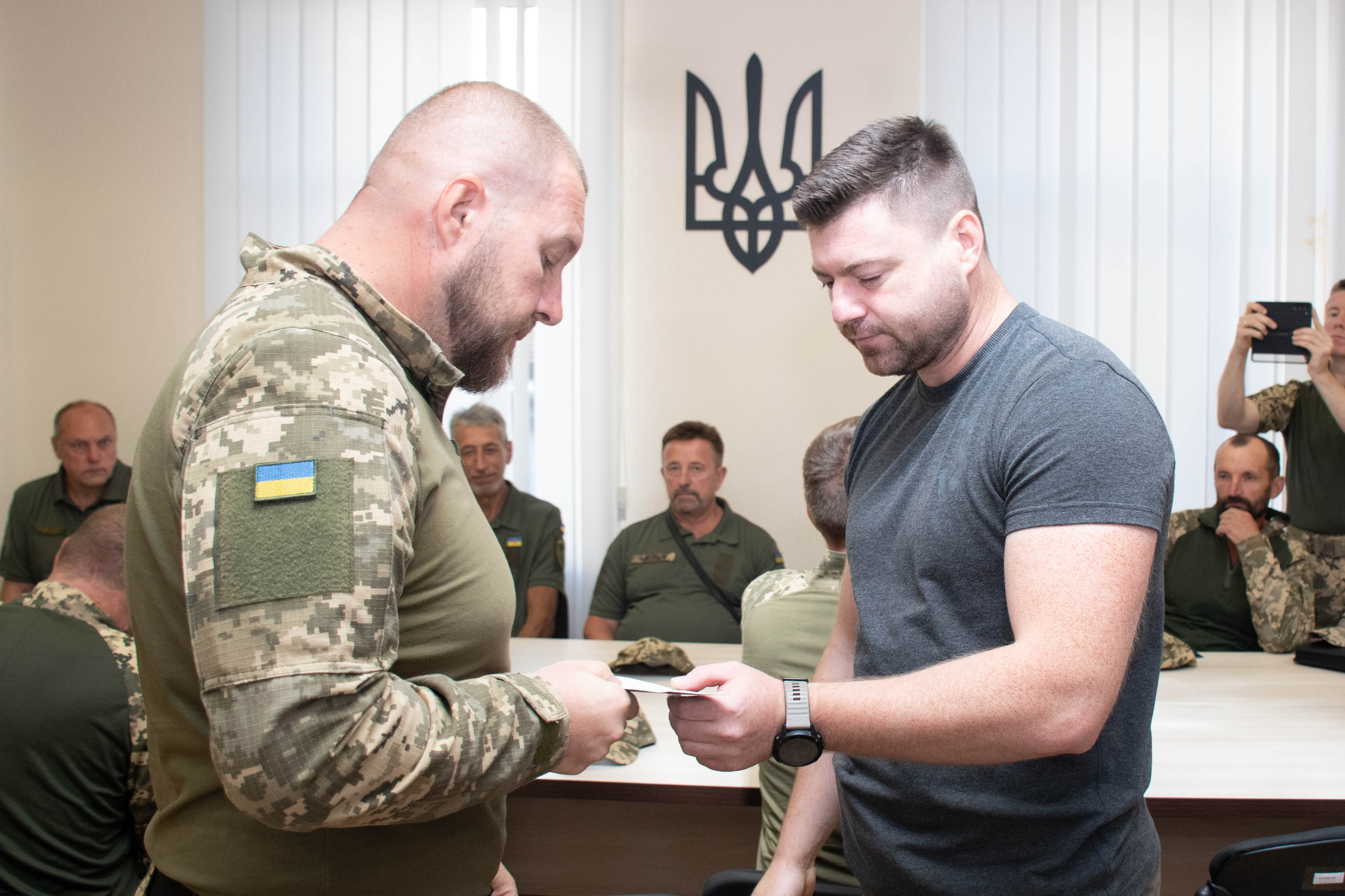 Вручення посвідчення. Фото: Мінветеранів