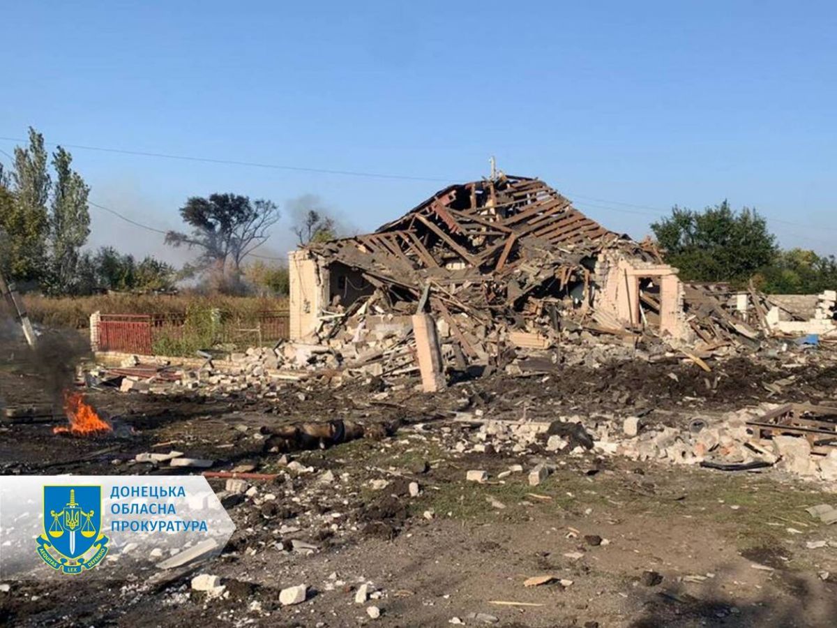 Зруйнована будівля унаслідок російського обстрілу. Фото: Донецька обласна прокуратура