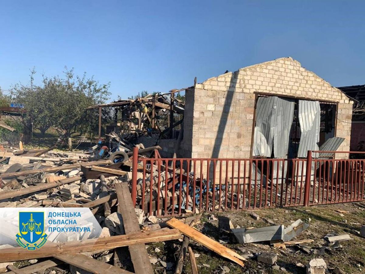 Понівечена будівля через російську атаку. Фото: Донецька обласна прокуратура