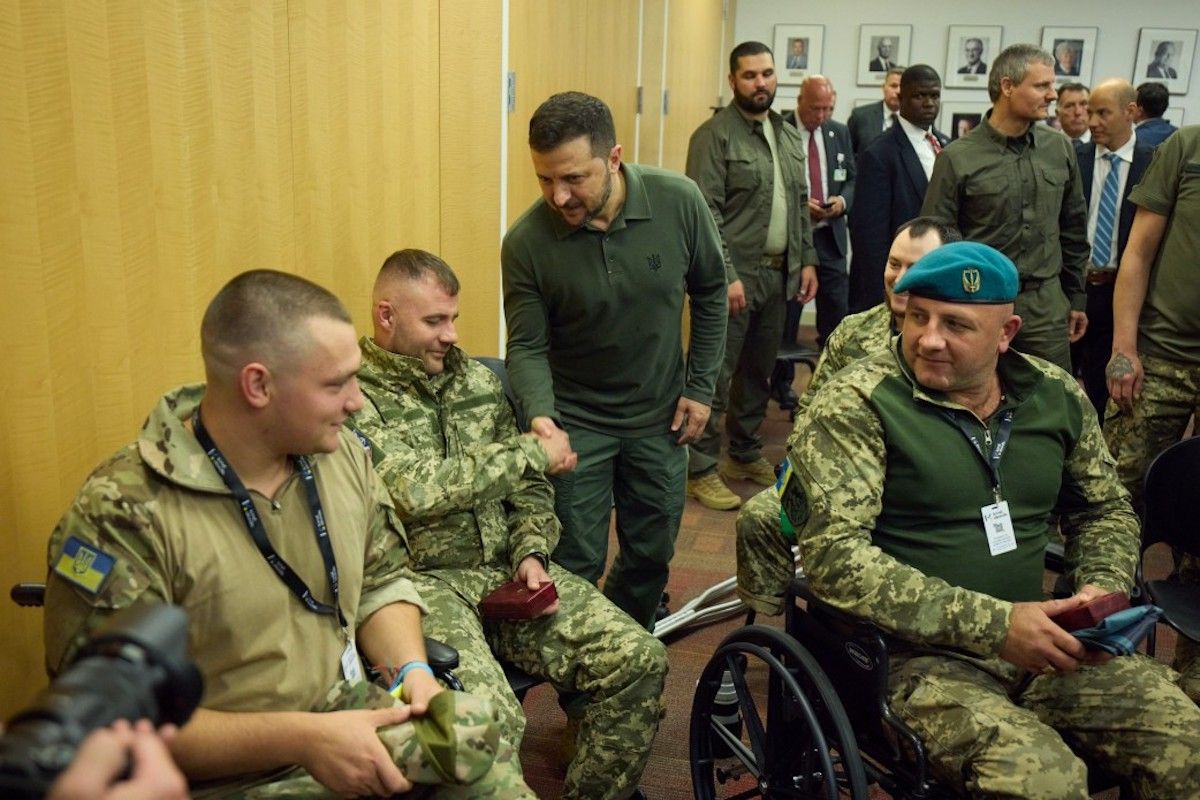 Володимир Зеленський нагородив військових, які проходять лікування та реабілітацію в Нью-Йорку. Фото: ОП