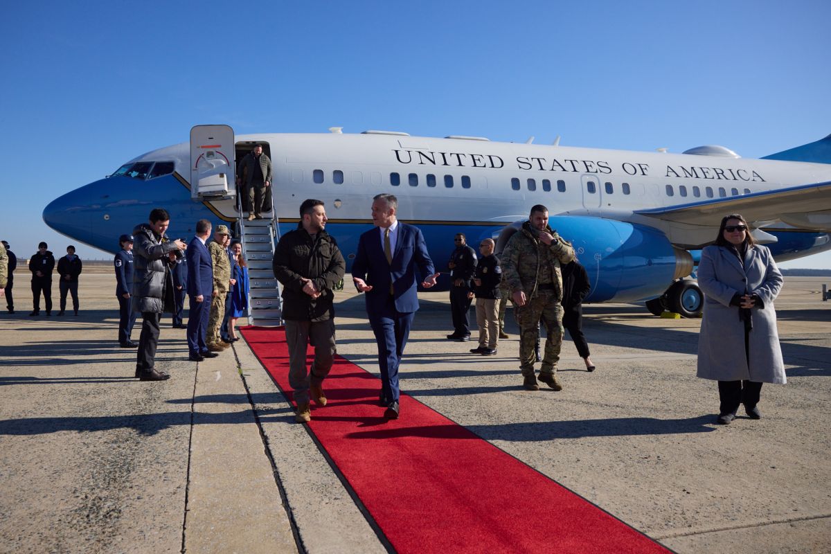 Зеленський біля трапу державного борту США. Фото: ОПУ)