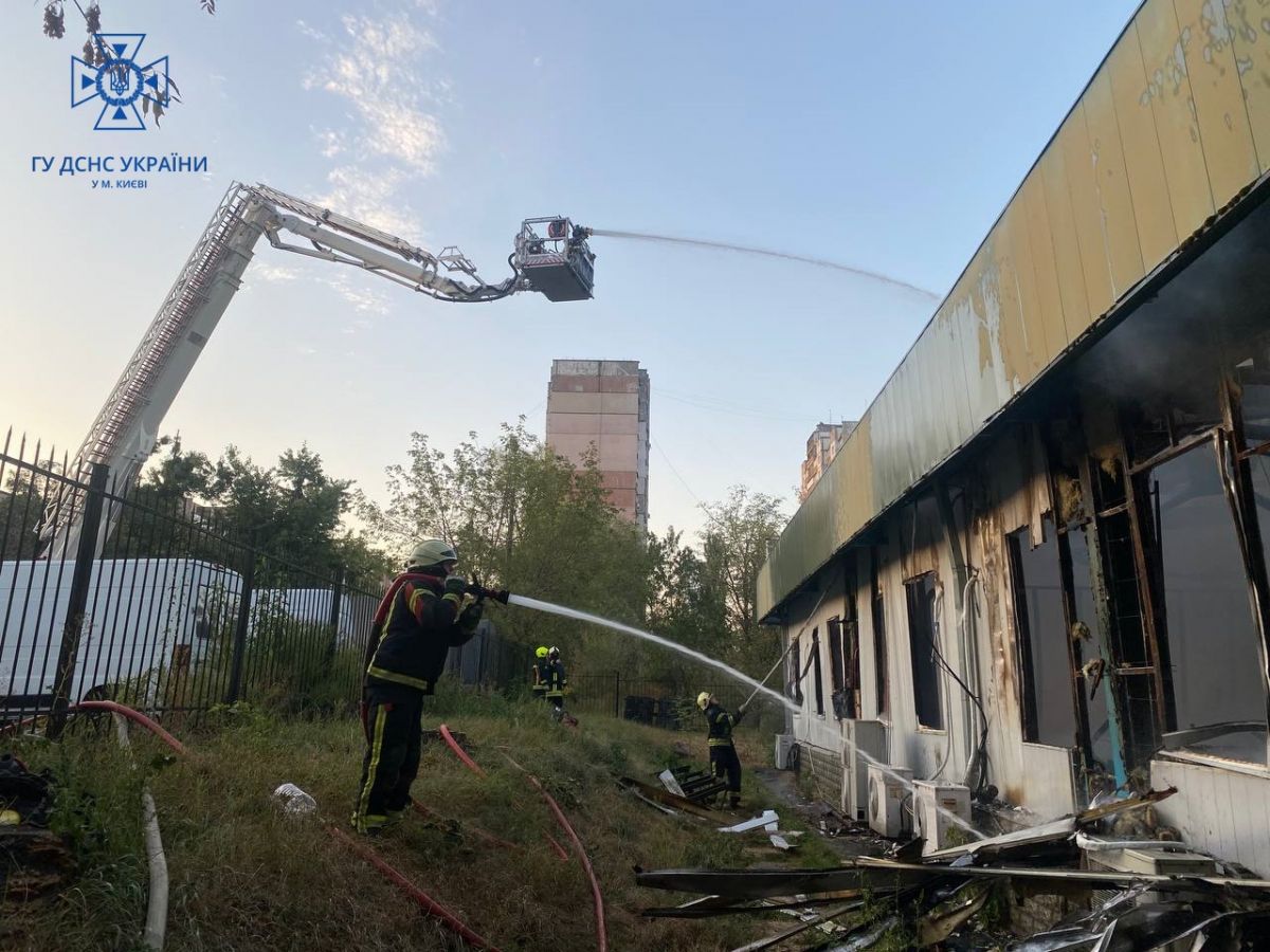 Пожежа в Києві, яка спалахнула в Дніпровському районі Києва. Фото: ДСНС