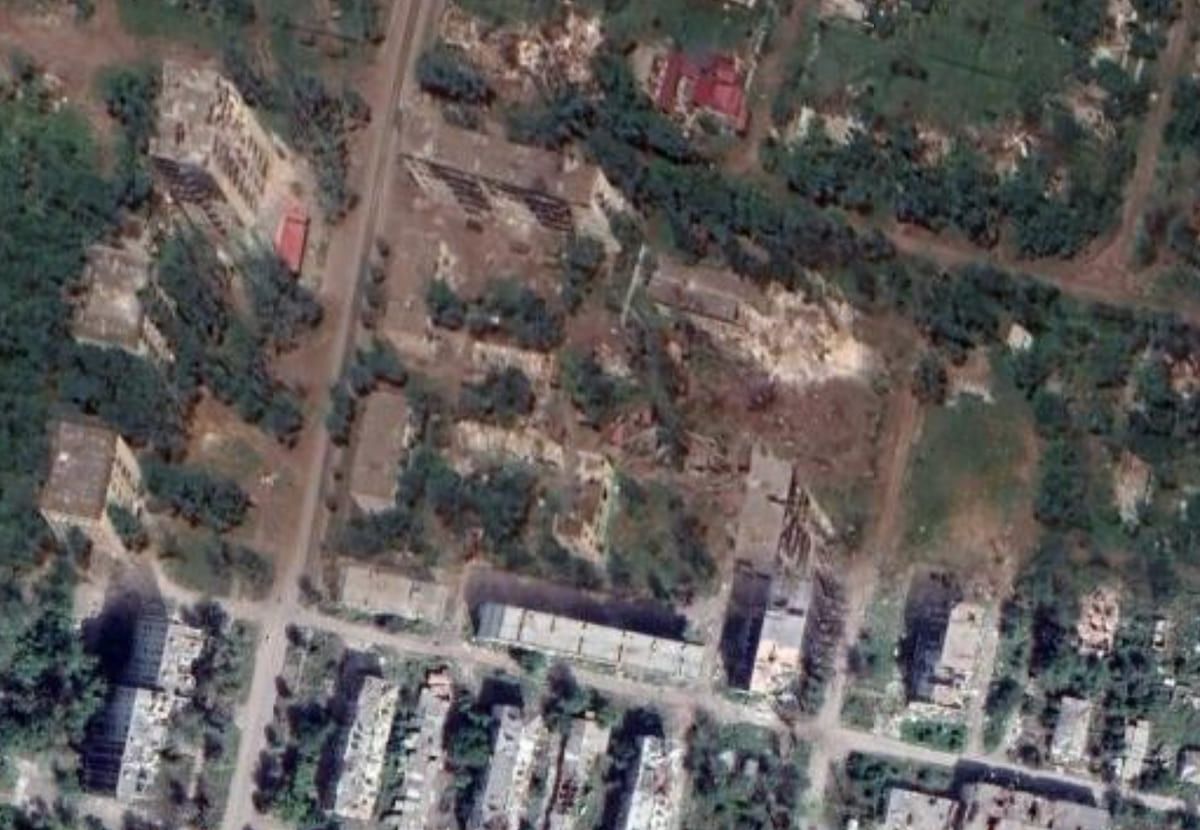 Будівля податкової інспекції (угорі) та кілька зруйнованих багатоповерхівок. Фото: Google Maps
