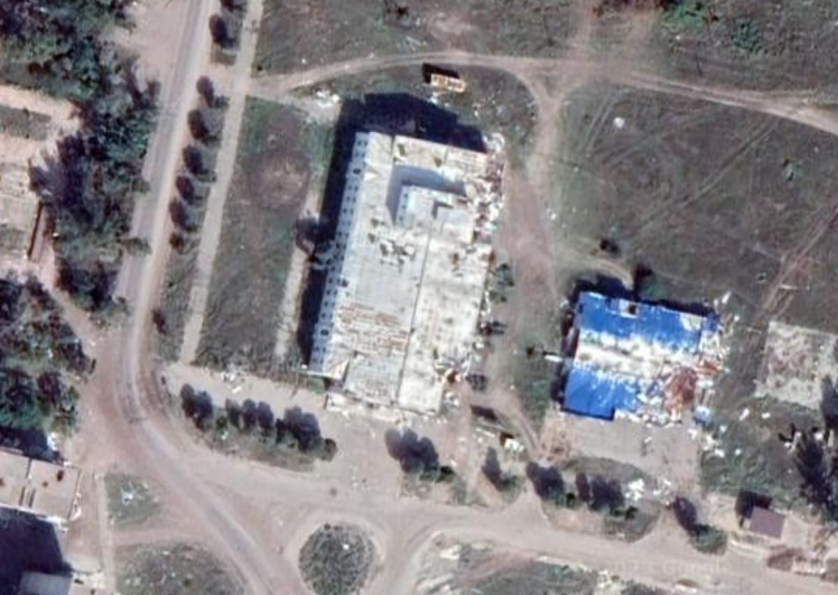 Районний будинок культури та зруйнована будівля супермаркету “АТБ”. Фото: Google Maps