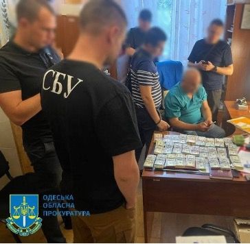 У медика, которого задержали на взятке $1200 за бесплатную операцию, нашли еще $230 тыс. и 5 тыс. евро 