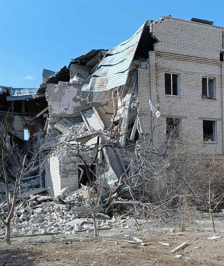 Наслідки обстрілу лікарні в Бериславі. Фото: Херсонська ОВА