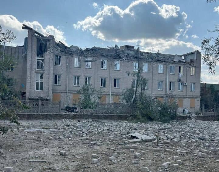 Наслідки обстрілу лікарні в Бериславі. Фото: Херсонска ОВА