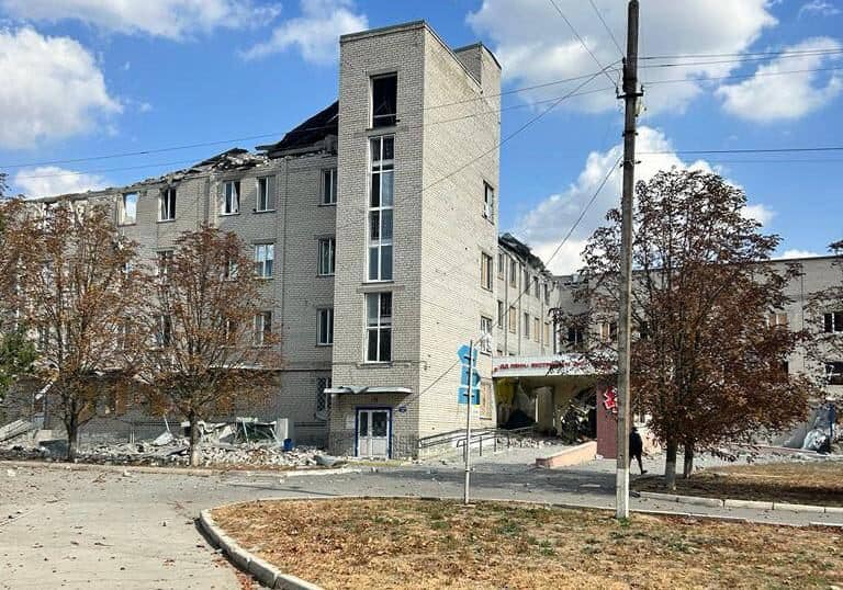 Наслідки обстрілу лікарні в Бериславі. Фото: Херсонська ОВА