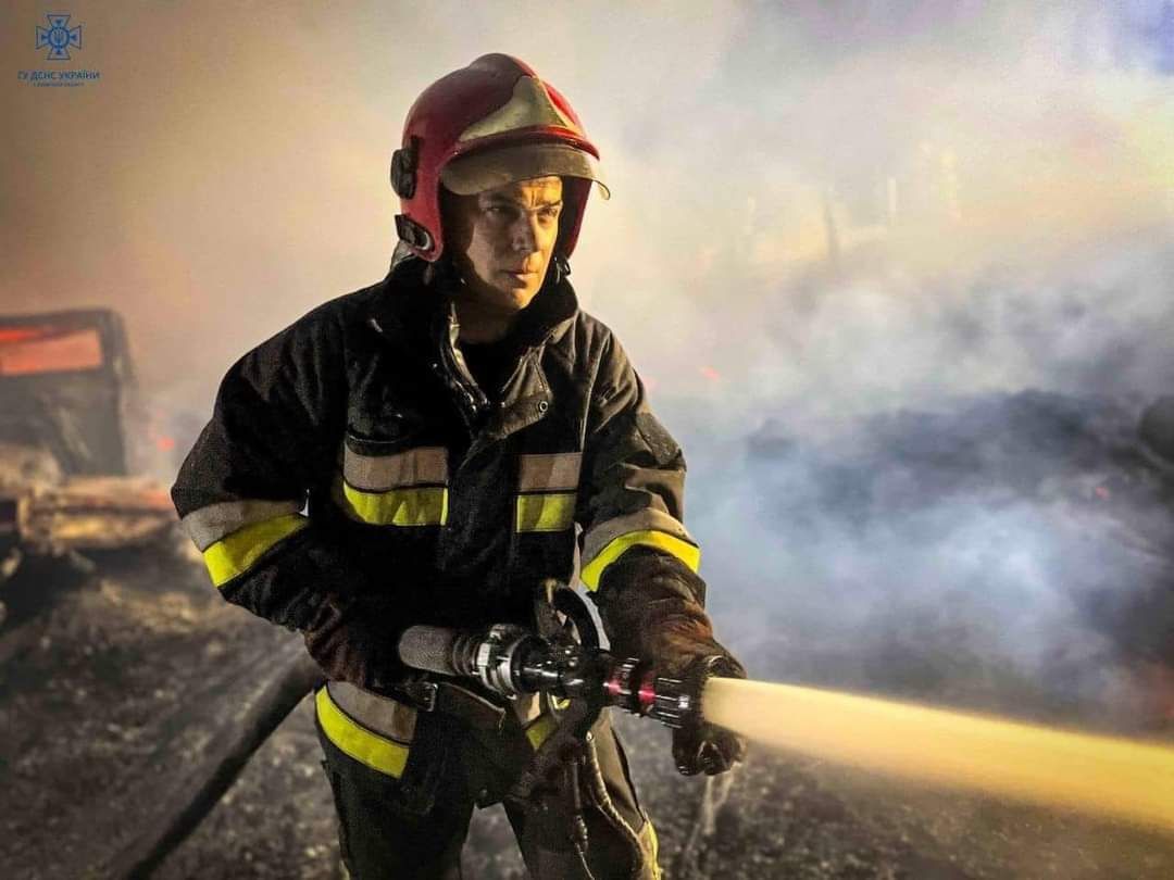 Цієї ночі в місті Українка (Київська область) сталася пожежа на виробничо-складському приміщенні. Фото: ДСНС