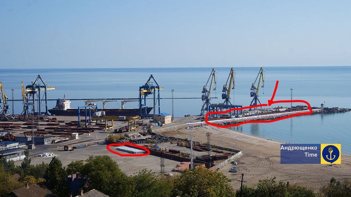 У порту окупованого Маріуполя помічено російські судна. Фото: t.me/andriyshTime