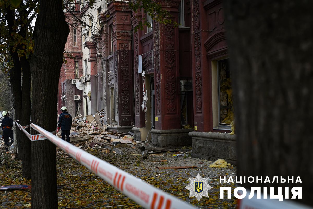 Повреждение в результате ракетных ударов.  Фото: Национальная полиция Украины