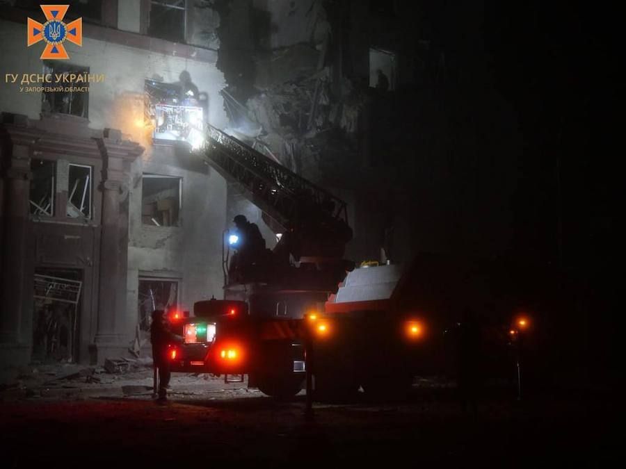 Російська ракета влучила в житловий будинок у Запоріжжі. Фото: ДСНС України