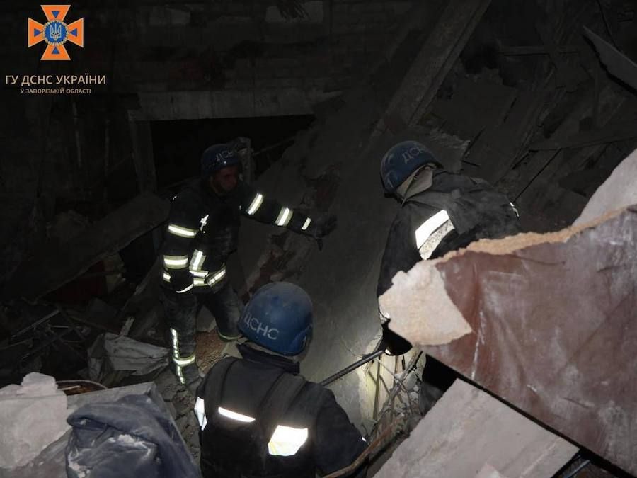 Російська ракета влучила в житловий будинок у Запоріжжі. Фото: ДСНС України