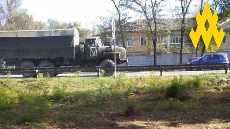 Ворог перекидає особовий склад і техніку на аеродром у Джанкої. Фото: telegram/АТЕШ