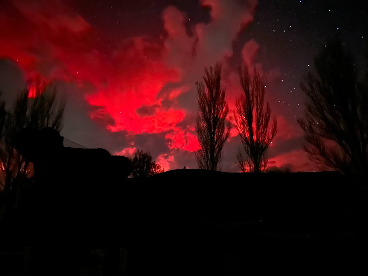 Червоне небо над Україною. Фото: соцмережі