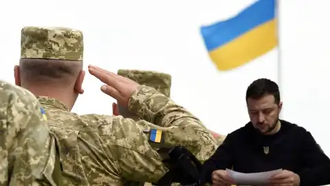 Зеленський не підписує півроку закон про зменшення призовного віку. Український колаж