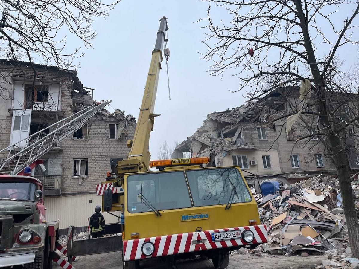 Пошкоджений російським ударом житловий будинок у Селидовому Донецької області. Фото: ДСНС України