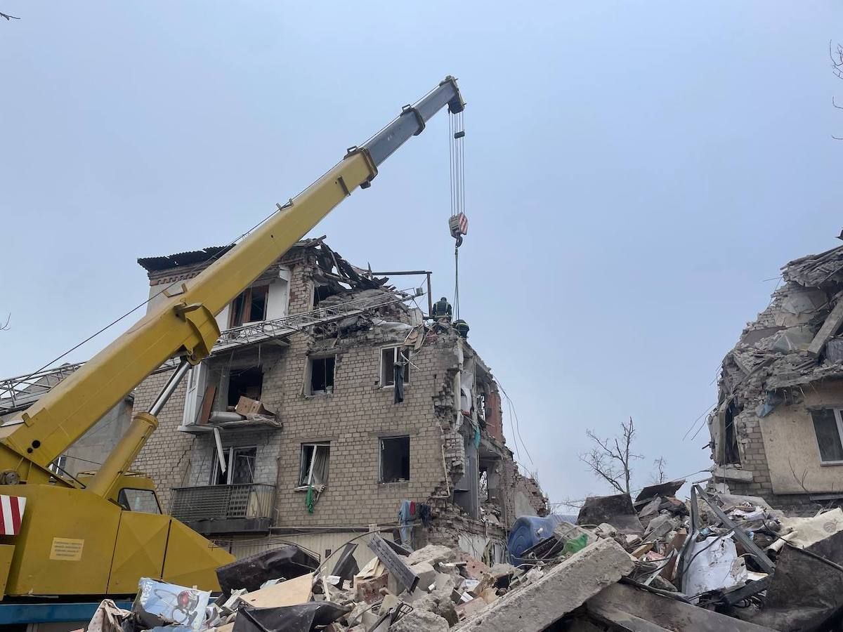 Пошкоджений російським ударом житловий будинок у Селидовому Донецької області. Фото: ДСНС України