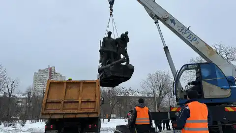 У Києві демонтували ще один пам'ятник. Фото: КМДА.