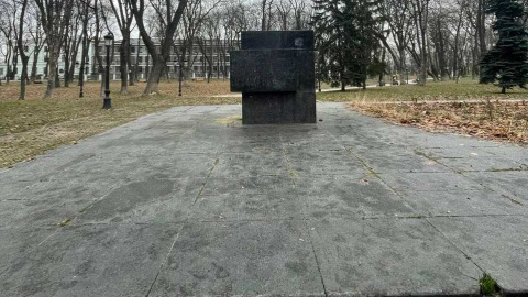 У Києві демонтували ще один пам'ятник більшовикам. Фото: КМДА.