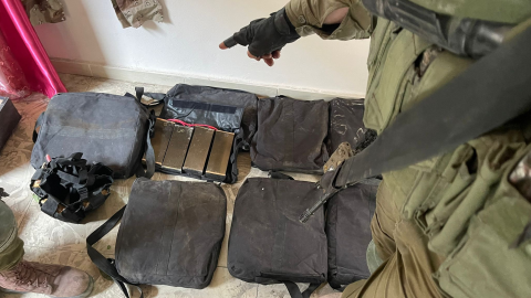 Солдат ЦАХАЛу вказує на пояс шахіда, пристосованим для використання дитиною. Фото: ЦАХАЛ