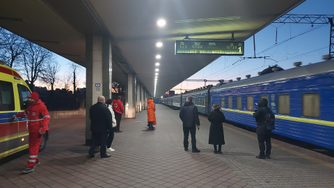Прибуття потягу з херсонцями в Київ. Фото: Укрзалізниця