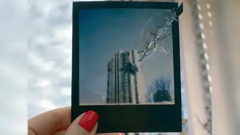 Пошкоджений будинок. Фото: Вероніка Моль\Polaroid