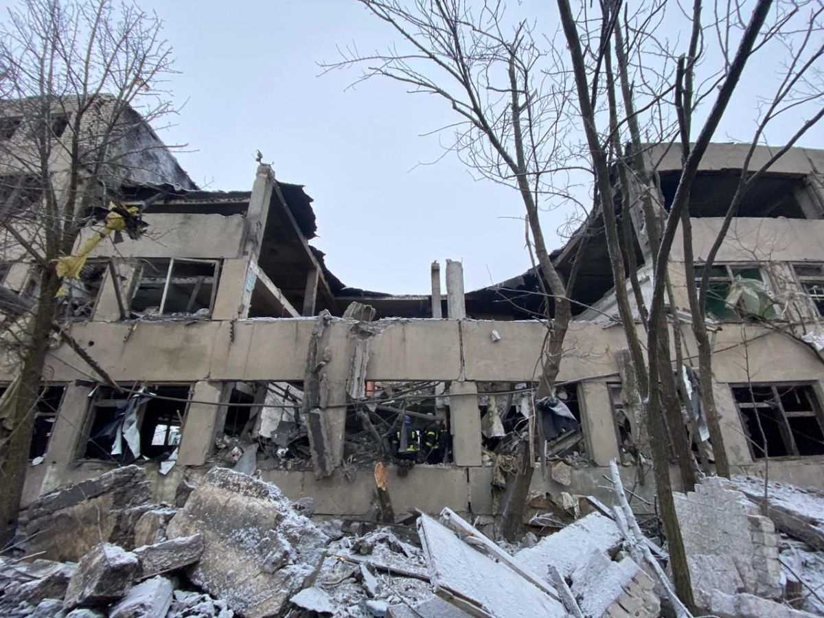 Руйнування будівлі внаслідок атаки РФ. Фото: ГУ ДСНС у Донецькій області
