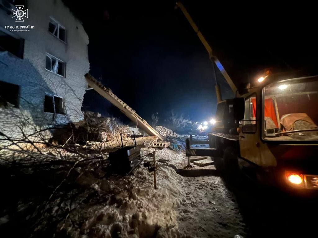Проїзд спецтехніки неможливий через обстріли РФ. Фото: МВС
